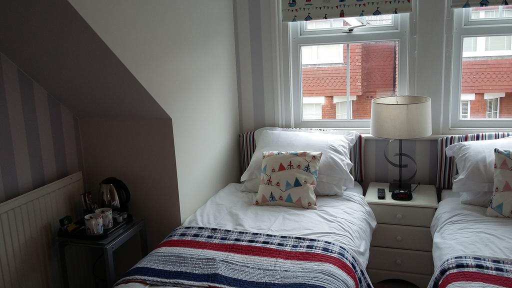 Cambridge House Guest House Eastbourne Ruang foto