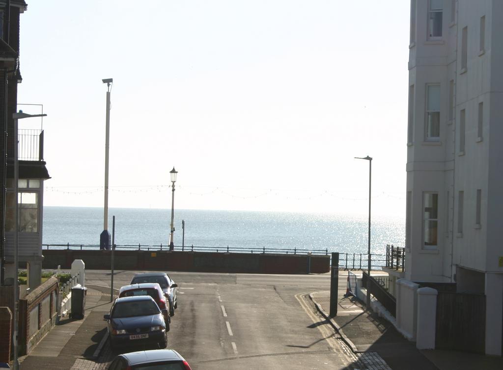Cambridge House Guest House Eastbourne Bagian luar foto