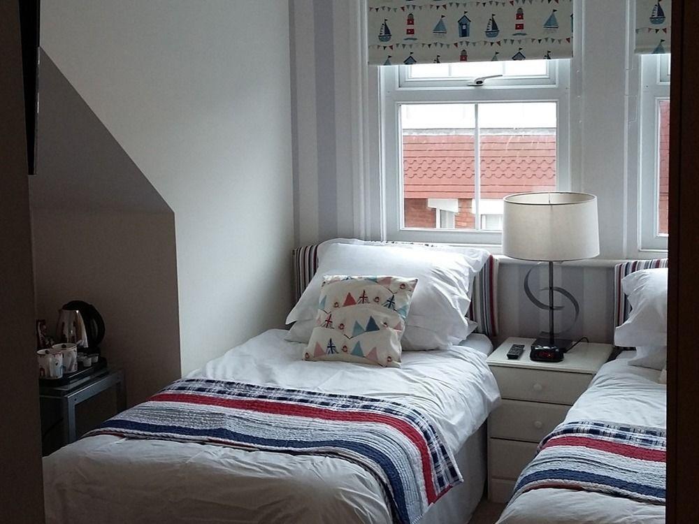 Cambridge House Guest House Eastbourne Bagian luar foto